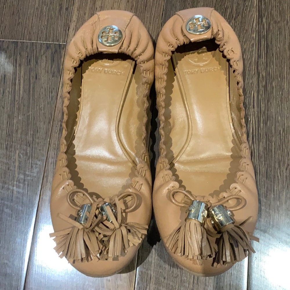 Amazing condition Tory Burch flats! One worn twice. Size 5.5